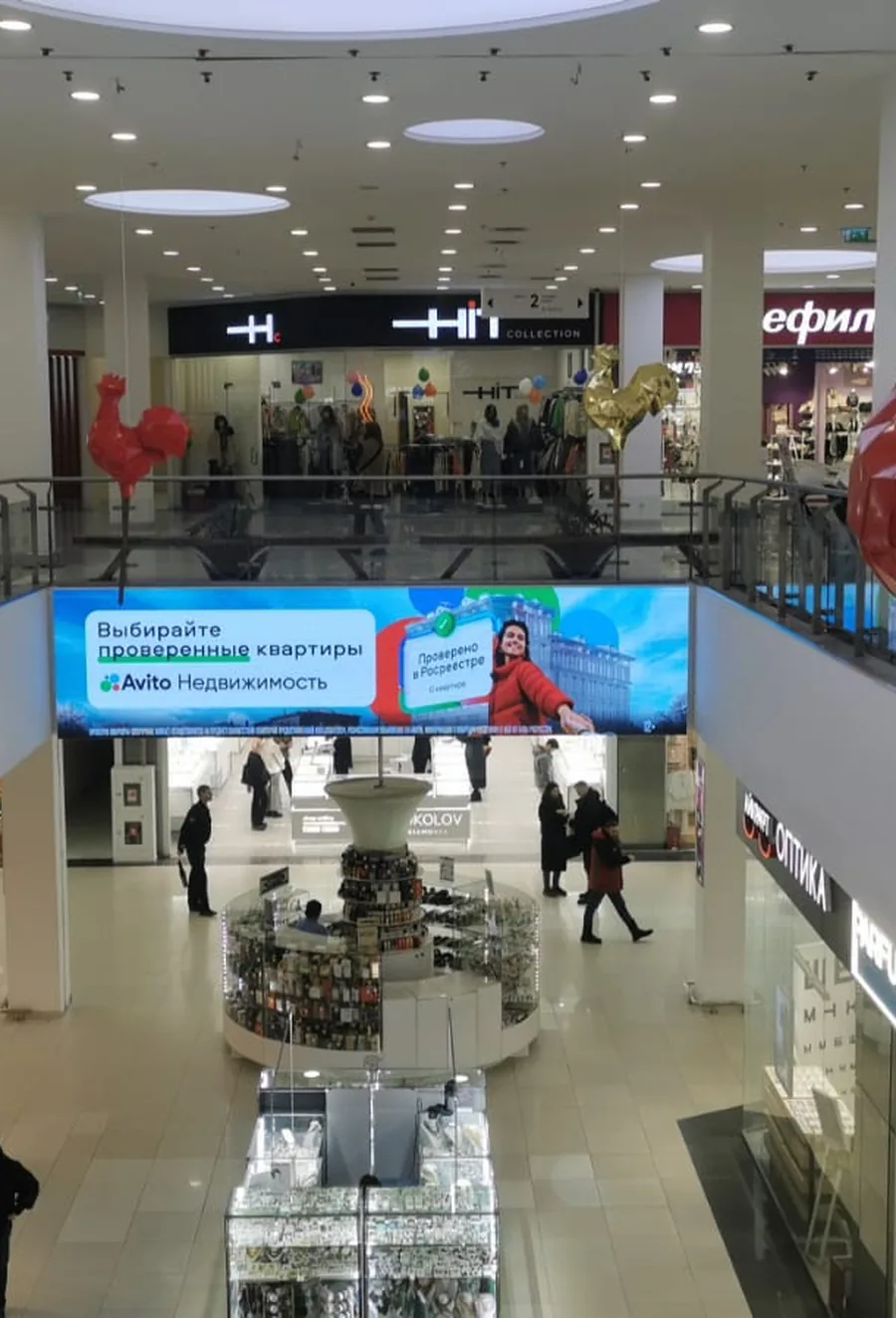 Подвесной LED-экран в атриуме торгового центра