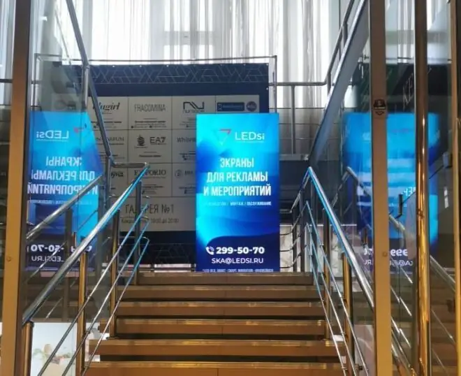 Большой LED-экран у лестничного пролета