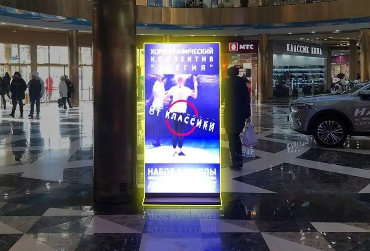 LED-пилон в проходной зоне торгового центра