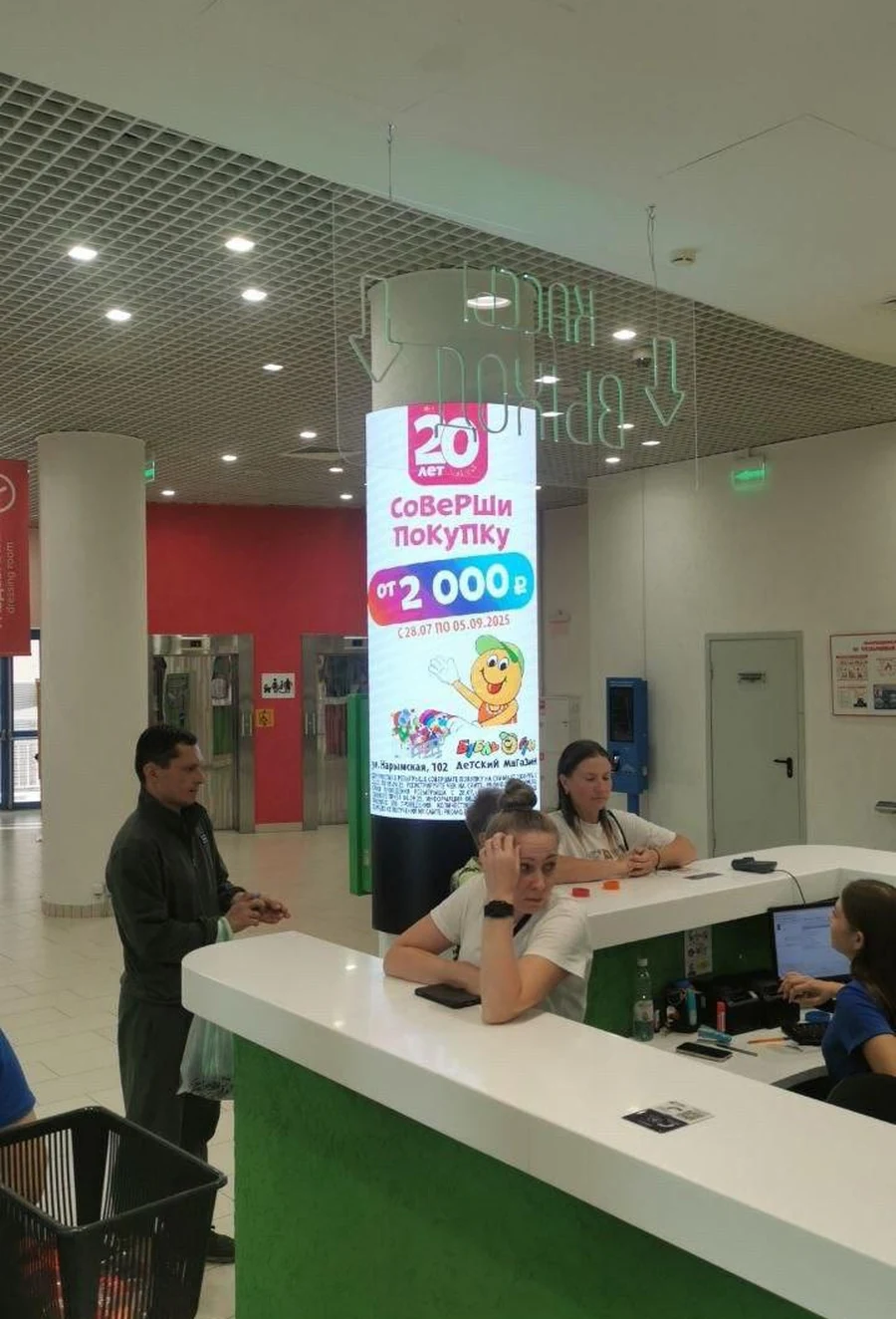 Уникальный медиаобъект — LED-цилиндр на колонне в ТЦ